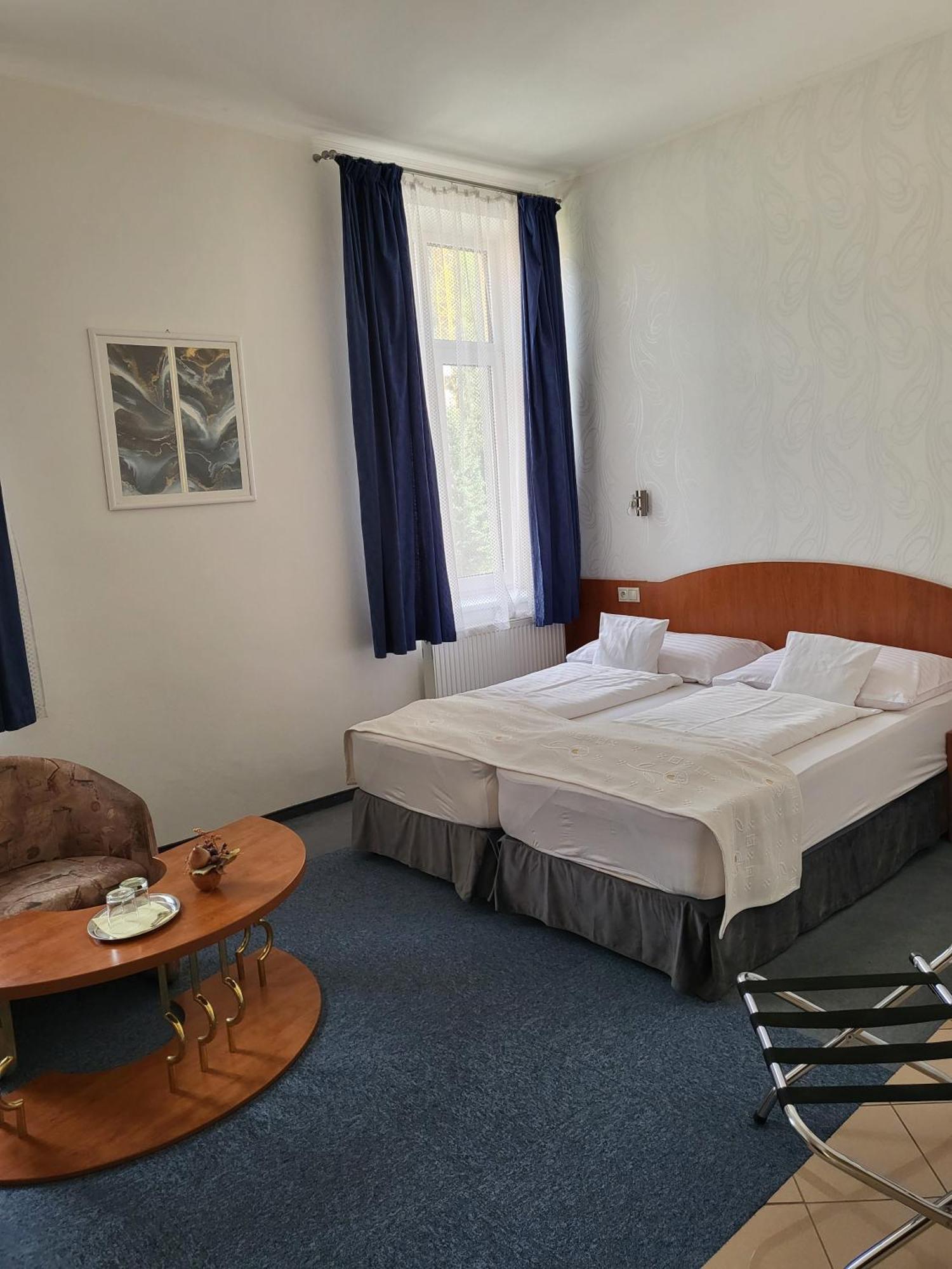 Hotel Margit เตรนชิอาสกี เตปลิตเซ ภายนอก รูปภาพ